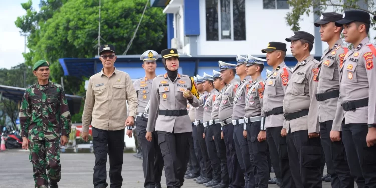 Kapolres Sukabumi Kota AKBP Rita Suwandi, bersama Wali Kota Sukabumi Ayep Zaki, saat meninjau kesiapan personel gabungan dalam Apel Gelar Pasukan Operasi Ketupat Lodaya 2025 di Terminal Tipe A Kota Sukabumi, pada Kamis (20/3/2025). Foto: Humas Pemkot Sukabumi.