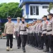 Kapolres Sukabumi Kota AKBP Rita Suwandi, bersama Wali Kota Sukabumi Ayep Zaki, saat meninjau kesiapan personel gabungan dalam Apel Gelar Pasukan Operasi Ketupat Lodaya 2025 di Terminal Tipe A Kota Sukabumi, pada Kamis (20/3/2025). Foto: Humas Pemkot Sukabumi.