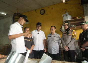 Forkopimda Kota Sukabumi melakukan monitoring harga dan ketersedian barang kebutuhan pokok masyarakat menjelang Hari Raya Idul Fitri 1446 Hijriah di Pasar Gudang, pada Jumat (21/3/2025). Foto: Humas Pemkot Sukabumi.