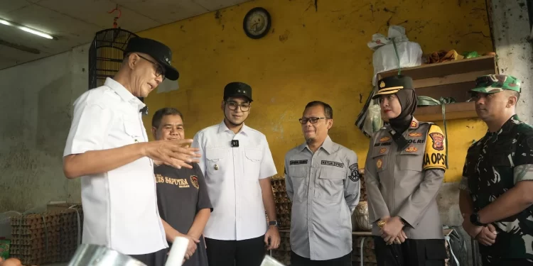 Forkopimda Kota Sukabumi melakukan monitoring harga dan ketersedian barang kebutuhan pokok masyarakat menjelang Hari Raya Idul Fitri 1446 Hijriah di Pasar Gudang, pada Jumat (21/3/2025). Foto: Humas Pemkot Sukabumi.