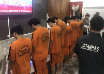 Delapan orang pelaku dihadirkan dalam konferensi pers pengungkapan kasus tawuran geng motor di Aula Graha Rekonfu Mapolres Sukabumi Kota, pada Senin (24/3/2025). Foto: Nuria Ariawan.
