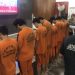 Delapan orang pelaku dihadirkan dalam konferensi pers pengungkapan kasus tawuran geng motor di Aula Graha Rekonfu Mapolres Sukabumi Kota, pada Senin (24/3/2025). Foto: Nuria Ariawan.