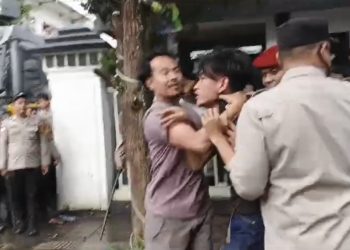 Aparat kepolisian saat mengamankan salah satu massa aksi tolak RUU TNI di depan kantor DPRD Kota Sukabumi dengan cara tindakan resepsif. Foto: Istimewa.