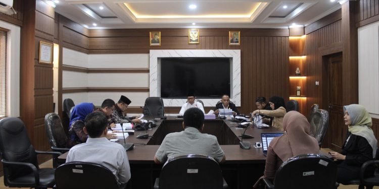 Pansus DPRD Kota Sukabumi menggelar rapat kerja dalam rangka pembahasan LKPJ Pj Wali Kota Sukabumi Tahun 2024, pada Jumat (7/3/2025). Foto: Humas DPRD Kota Sukabumi.