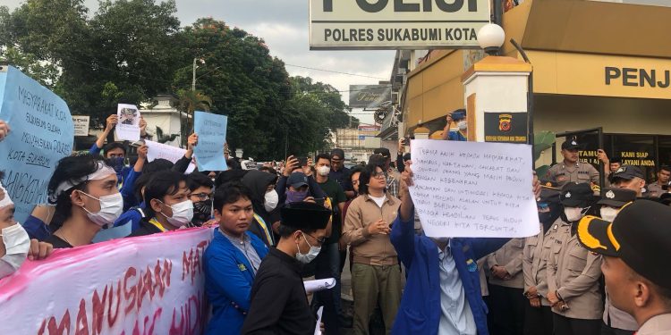 PMII Kota Sukabumi melakukan aksi unjuk rasa di depan Mapolres Sukabumi Kota, pada Rabu (26/3/2025). Foto: Nuria Ariawan.
