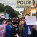 PMII Kota Sukabumi melakukan aksi unjuk rasa di depan Mapolres Sukabumi Kota, pada Rabu (26/3/2025). Foto: Nuria Ariawan.