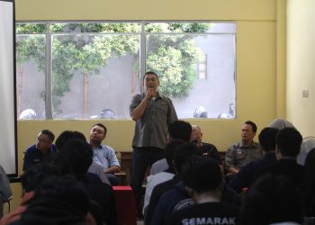 Ketua PWI Kota Sukabumi, Ikbal Zaelani Saptari, saat memberikan sambutan dalam kegiatan workshop jurnalistik yang di gelar di Kampus STIMIK Al Fath, pada Sabtu (22/03/2025). Foto: Nuria Ariawan.