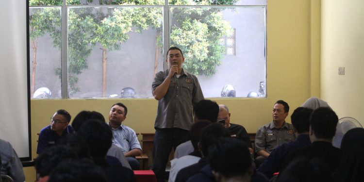 Ketua PWI Kota Sukabumi, Ikbal Zaelani Saptari, saat memberikan sambutan dalam kegiatan workshop jurnalistik yang di gelar di Kampus STIMIK Al Fath, pada Sabtu (22/03/2025). Foto: Nuria Ariawan.