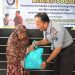 Kepala Lapas Kelas IIB Sukabumi, Budi Hardiono, secara langsung memberikan bantuan bagi keluarga warga binaan dan masyarakat, pada Senin (14/4/2025). Foto: Humas Lapas Sukabumi.
