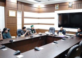 Komisi II DPRD Kota Sukabumi menggelar hearing dengan sejumlah mahasiswa dari HMI di kantor DPRD, pada Rabu (16/4/2025). Foto: Humas DPRD Kota Sukabumi.
