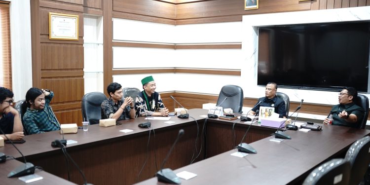 Komisi II DPRD Kota Sukabumi menggelar hearing dengan sejumlah mahasiswa dari HMI di kantor DPRD, pada Rabu (16/4/2025). Foto: Humas DPRD Kota Sukabumi.