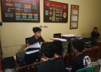 Dua remaja yang diduga hendak melakukan aksi tawuran saat dilakukan pemeriksaan oleh petugas, pada Senin (21/4/2025) malam. Foto: Humas Polres Sukabumi Kota.