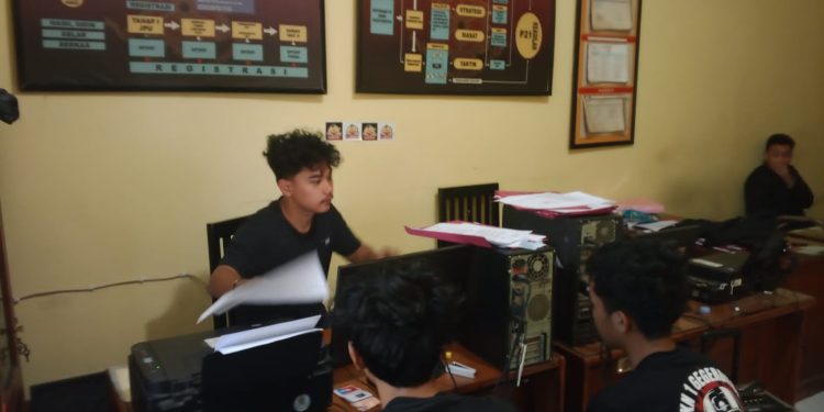 Dua remaja yang diduga hendak melakukan aksi tawuran saat dilakukan pemeriksaan oleh petugas, pada Senin (21/4/2025) malam. Foto: Humas Polres Sukabumi Kota.