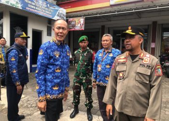 Wali Kota Sukabumi, Ayep Zaki, meninjau penertiban papan reklame di pertigaan pintu hek, Kecamatan Cikole, pada Kamis (17/4/2025). Foto: Nuria Ariawan.