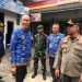 Wali Kota Sukabumi, Ayep Zaki, meninjau penertiban papan reklame di pertigaan pintu hek, Kecamatan Cikole, pada Kamis (17/4/2025). Foto: Nuria Ariawan.