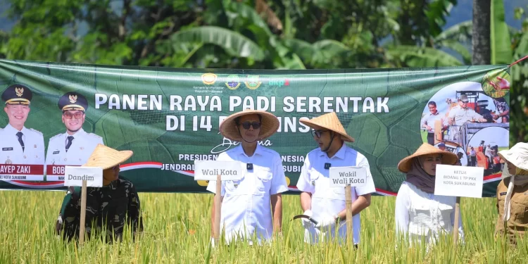 Wali Kota Sukabumi Ayep Zaki, dan Wakil Wali Kota Bobby Maulana, bersama jajaran Forkopimda menghadiri Panen Raya Nasional, pada Senin (7/4/2025). Foto: Humas Pemkot Sukabumi.