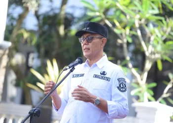 Wali Kota Sukabumi, Ayep Zaki, saat memimpin apel pagi bersama di lapangan apel Setda, pada Selasa (8/4/2025). Foto: Humas Pemkot Sukabumi.