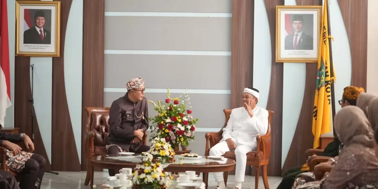 Gubernur Jawa Barat Kang Dedi Mulyadi, bersama Wali Kota Sukabumi Ayep Zaki, menghadiri rangkaian kegiatan peringatan hari jadi ke-111 Kota Sukabumi, pada Kamis (10/4/2025). Foto: Humas Pemkot Sukabumi.