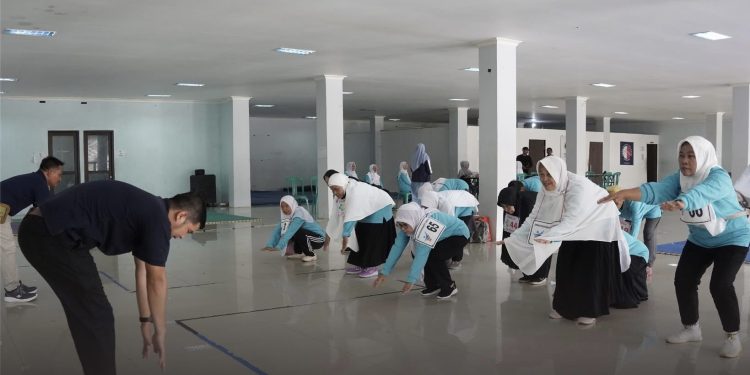 Jemaah haji asal Kota Sukabumi mengikuti kegiatan pembinaan dan pelayanan kesehatan, pada Selasa (15/4/2025) kemarin. Foto: Istimewa.