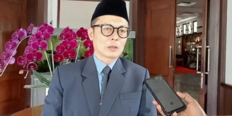 Kepala DPUTR Kota Sukabumi, Sony Hermanto, saat diwawancarai awak media. Foto: Istimewa.