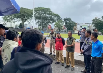 Petugas DPUTR Kota Sukabumi melakukan sosialisasi terkait peruntukan kawasan Lapang Merdeka Kota Sukabumi. Foto: Istimewa.