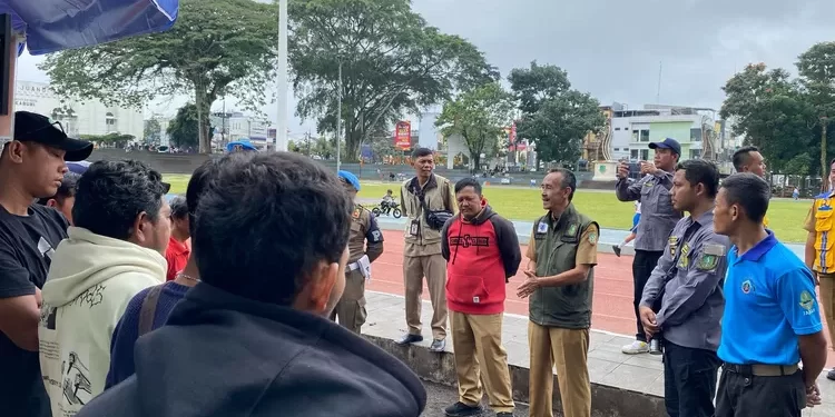 Petugas DPUTR Kota Sukabumi melakukan sosialisasi terkait peruntukan kawasan Lapang Merdeka Kota Sukabumi. Foto: Istimewa.