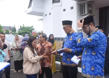 Wali Kota Sukabumi Ayep Zaki, bersama Wakil Wali Kota Bobby Maulana, menyalurkan bantuan modal usaha ultra mikro bagi pelaku UMKM, pada Senin (21/4/2025). Foto: Humas Pemkot Sukabumi.
