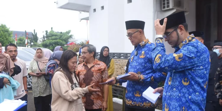 Wali Kota Sukabumi Ayep Zaki, bersama Wakil Wali Kota Bobby Maulana, menyalurkan bantuan modal usaha ultra mikro bagi pelaku UMKM, pada Senin (21/4/2025). Foto: Humas Pemkot Sukabumi.