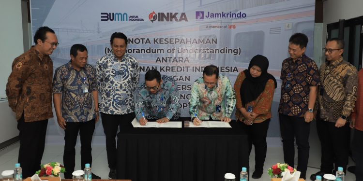 PT Jamkrindo dan PT INKA resmi menandatangani MoU Sinergi BUMN untuk Optimalisasi Bisnis di Gedung PT Jamkrindo, Jakarta, pada Jumat (23/2/2024). Foto: Istimewa.