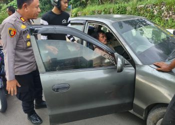 Kapolsek Citamiang, AKP Heri Hermawan, akan melakukan evakuasi seorang warga yang tidak sadarkan diri saat mengemudi di sekitar Jalan Pramuka, Kecamatan Citamiang. Foto: Istimewa.