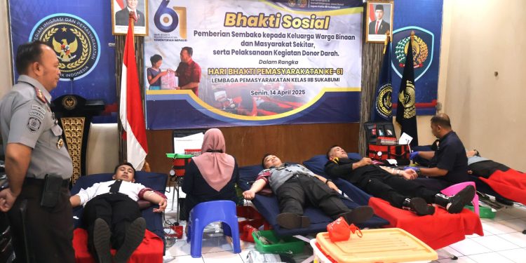 Petugas Lapas Kelas IIB Sukabumi saat mengikuti donor darah di Aula Lapas Sukabumi, pada Senin (14/4/2025). Foto: Humas Lapas Sukabumi.