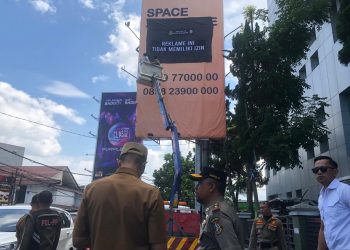 Wali Kota Sukabumi, Ayep Zaki, saat meninjau kegiatan penertiban papan reklame yang tidak berizin di Jalan Ahmad Yani, pada Senin (5/5/2025). Foto: Nuria Ariawan.