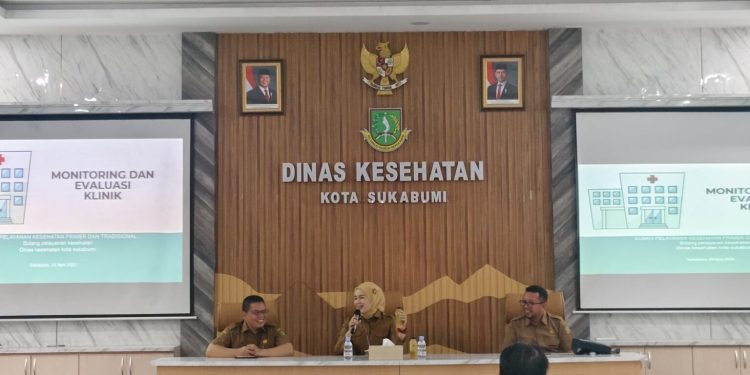 Kabid Yankes Dinkes Kota Sukabumi, dr. Lulis Delawati, menghadiri pertemuan bersama seluruh klinik yang beroperasi di wilayah Kota Sukabumi. Foto: Istimewa.