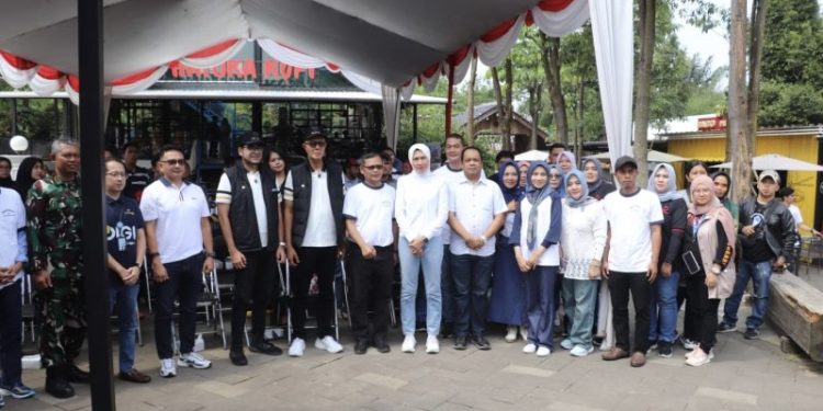 Wali Kota Sukabumi, H. Ayep Zaki, menghadiri peringatan Hari Buruh Internasional atau May Day yang berlangsung di salah satu wisata di Kabupaten Sukabumi, pada Kamis (1/5/2025). Foto: Istimewa.
