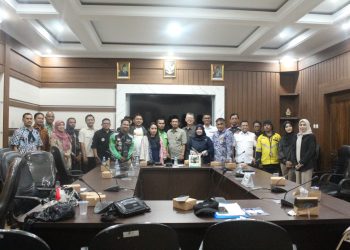 Komisi I DPRD Kota Sukabumi menggelar audensi dengan Aliansi Desak di gedung DPRD, pada Kamis (8/5/2025). Foto: Istimewa.