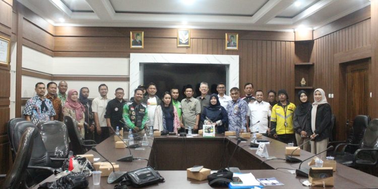 Komisi I DPRD Kota Sukabumi menggelar audensi dengan Aliansi Desak di gedung DPRD, pada Kamis (8/5/2025). Foto: Istimewa.