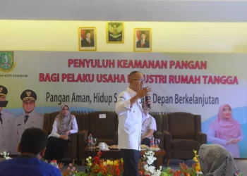 Wali Kota Sukabumi, Ayep Zaki, saat memberikan sambutan dalam bimtek penyuluhan keamanan pangan bagi pelaku usaha IRTP tahun 2025, yang digelar di salah satu hotel di Jalan Selabintana, pada Rabu (14/5/2025). Foto: Humas Pemkot Sukabumi.