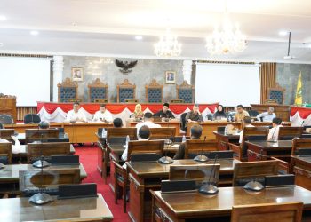 Komisi I DPRD Kota Sukabumi saat menerima audiensi dari para pegawai honorer Pemkot Sukabumi di Gedung DPRD, pada Rabu (14/5/2025). Foto: Istimewa.