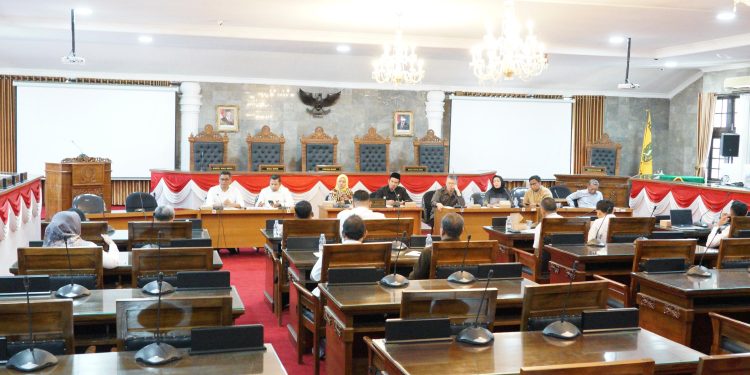 Komisi I DPRD Kota Sukabumi saat menerima audiensi dari para pegawai honorer Pemkot Sukabumi di Gedung DPRD, pada Rabu (14/5/2025). Foto: Istimewa.