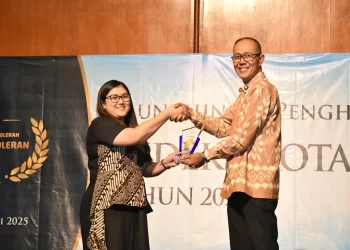 Wali Kota Sukabumi, Ayep Zaki, secara langsung menerima penghargaan dalam acara peluncuran dan penganugerahan IKT 2024 yang digelar di salah satu hotel di Jakarta, belum lama ini. Foto: Humas Pemkot Sukabumi.