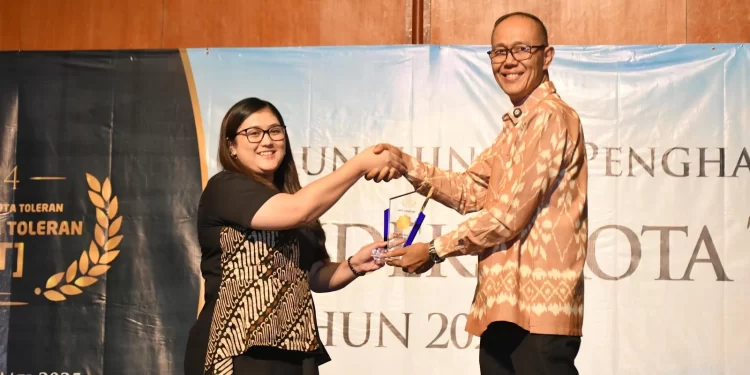 Wali Kota Sukabumi, Ayep Zaki, secara langsung menerima penghargaan dalam acara peluncuran dan penganugerahan IKT 2024 yang digelar di salah satu hotel di Jakarta, belum lama ini. Foto: Humas Pemkot Sukabumi.