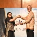 Wali Kota Sukabumi, Ayep Zaki, secara langsung menerima penghargaan dalam acara peluncuran dan penganugerahan IKT 2024 yang digelar di salah satu hotel di Jakarta, belum lama ini. Foto: Humas Pemkot Sukabumi.