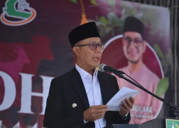 Wali Kota Sukabumi, Ayep Zaki, saat memberikan sambutan sebelum pelaksanaan Salat Iduladha 1446 Hijriah yang digelar di Lapang Merdeka, pada Jumat (6/6). Foto: Humas Pemkot Sukabumi.