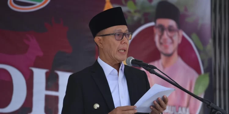 Wali Kota Sukabumi, Ayep Zaki, saat memberikan sambutan sebelum pelaksanaan Salat Iduladha 1446 Hijriah yang digelar di Lapang Merdeka, pada Jumat (6/6). Foto: Humas Pemkot Sukabumi.