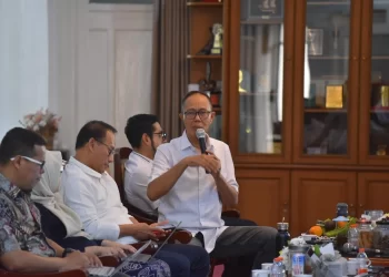 Wali Kota Sukabumi, Ayep Zaki, saat memberikan sambutan dalam pertemuan bersama jajaran PDAM TBW di rumah dinas wali kota, pada Minggu (8/6). Foto: Humas Pemkot Sukabumi.