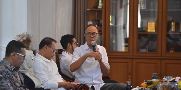 Wali Kota Sukabumi, Ayep Zaki, saat memberikan sambutan dalam pertemuan bersama jajaran PDAM TBW di rumah dinas wali kota, pada Minggu (8/6). Foto: Humas Pemkot Sukabumi.