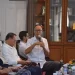 Wali Kota Sukabumi, Ayep Zaki, saat memberikan sambutan dalam pertemuan bersama jajaran PDAM TBW di rumah dinas wali kota, pada Minggu (8/6). Foto: Humas Pemkot Sukabumi.