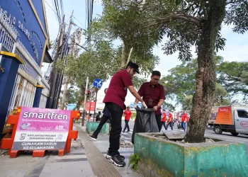 Wakil Wali Kota Sukabumi, Bobby Maulana, saat melakukan aksi pungut sampah massal dengan melibatkan lebih dari 200 peserta dari berbagai unsur, pada Selasa (10/6). Foto: Humas Pemkot Sukabumi.