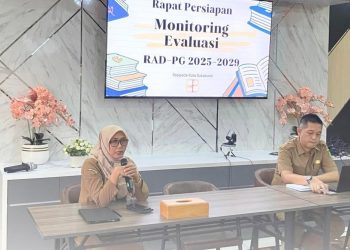 Kabid PSDA Bappeda Kota Sukabumi, Erni Agus Riyani (kiri), saat memberikan sambutan dalam kegiatan movev RAD-PG 2025-2029. Foto: Istimewa.