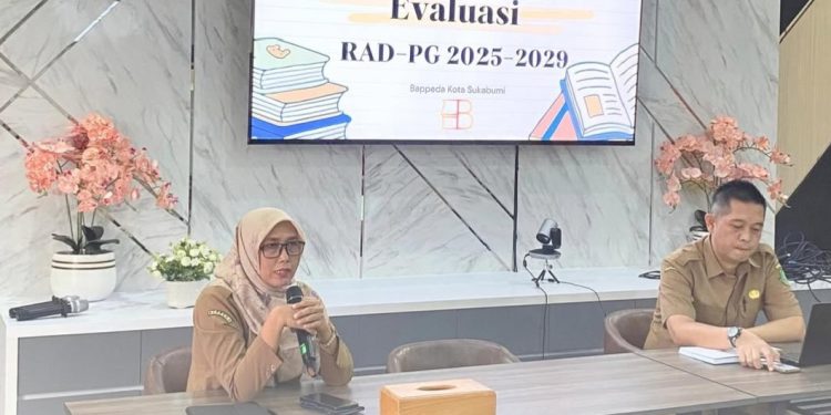 Kabid PSDA Bappeda Kota Sukabumi, Erni Agus Riyani (kiri), saat memberikan sambutan dalam kegiatan movev RAD-PG 2025-2029. Foto: Istimewa.
